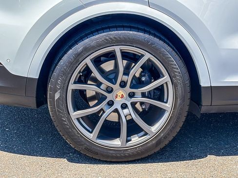 Used 2024 Porsche Cayenne AWD/4WD image 13