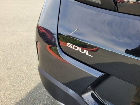 Used 2023 Kia Soul LX image 6