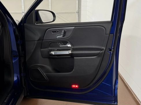 Used 2021 Mercedes-Benz GLB 250 4MATIC image 40
