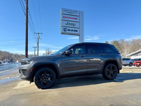 Used 2025 Jeep Grand Cherokee Altitude image 5