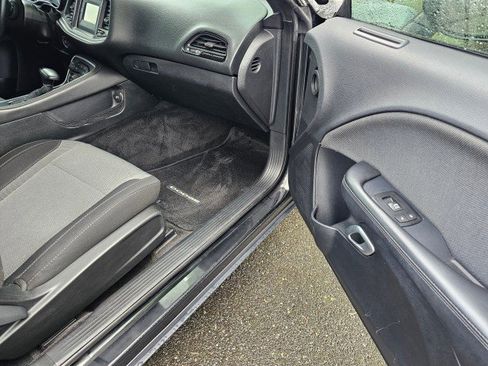 Used 2015 Dodge Challenger SXT image 10
