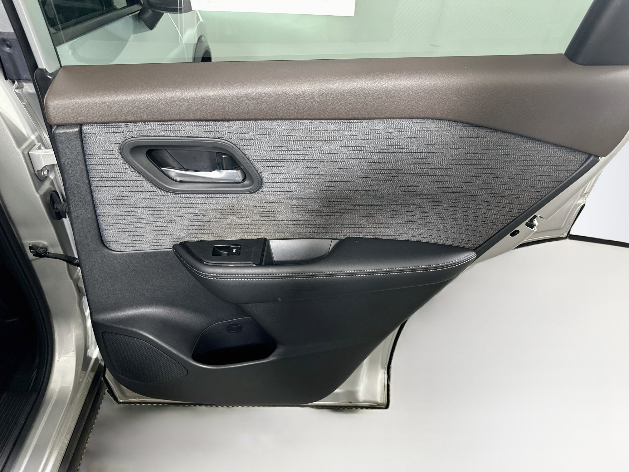 Used 2023 Nissan Rogue SV FWD image 28