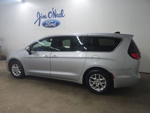 Used 2023 Chrysler Pacifica Touring-L FWD image 27