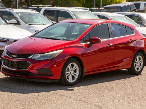 Used 2018 Chevrolet Cruze LT w/ Convenience Package FWD image 9