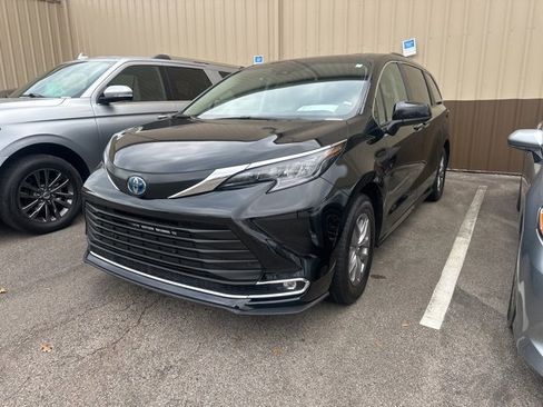 Used 2024 Toyota Sienna XLE image 2