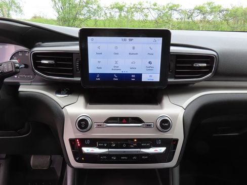 Used 2021 Ford Explorer XLT w/ Equipment Group 202A AWD/4WD image 17