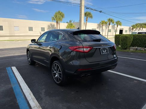 Used 2017 Maserati Levante AWD/4WD image 33