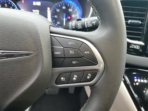 Used 2024 Chrysler Pacifica Touring-L image 16