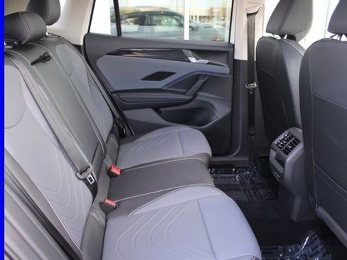 Used 2025 Volkswagen Tiguan SE w/ Panoramic Sunroof Package image 23