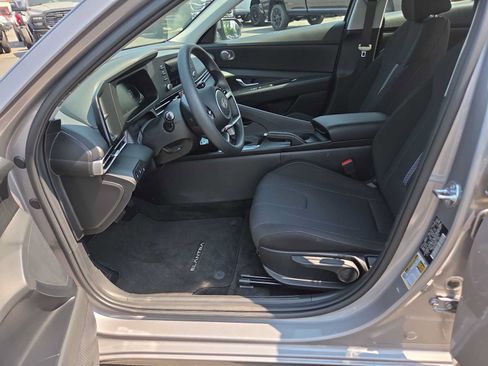 Used 2025 Hyundai Elantra SE FWD image 19