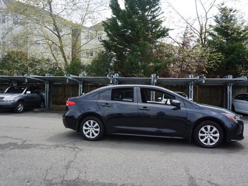 Used 2022 Toyota Corolla LE image 3