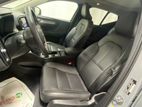 Used 2025 Volvo XC40 B5 Core image 11