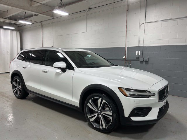 Certified 2025 Volvo V60 B5 Cross Country Plus AWD/4WD image 4