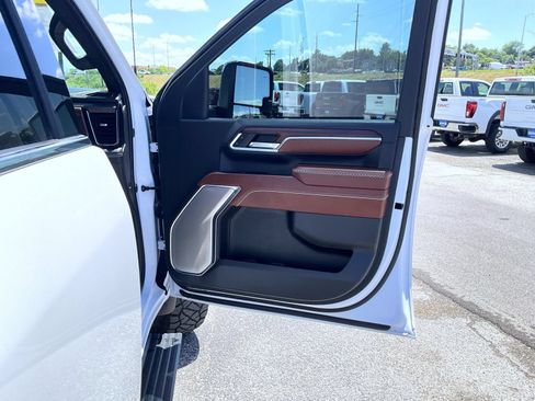 Used 2024 GMC Sierra 3500 Denali Ultimate AWD/4WD image 16