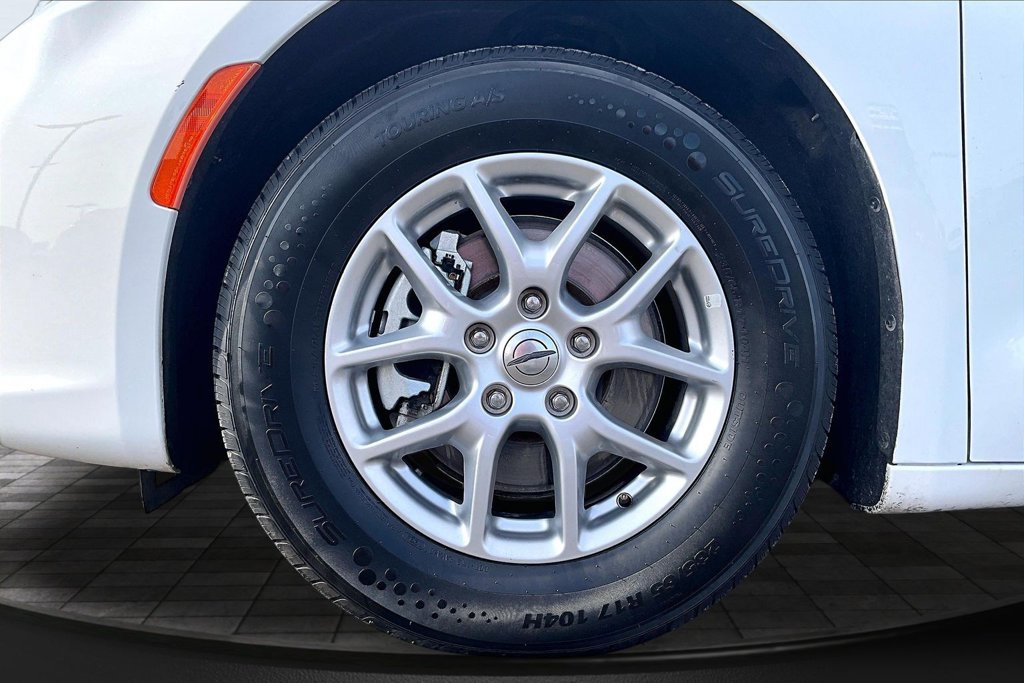 Used 2023 Chrysler Pacifica Touring-L FWD image 9