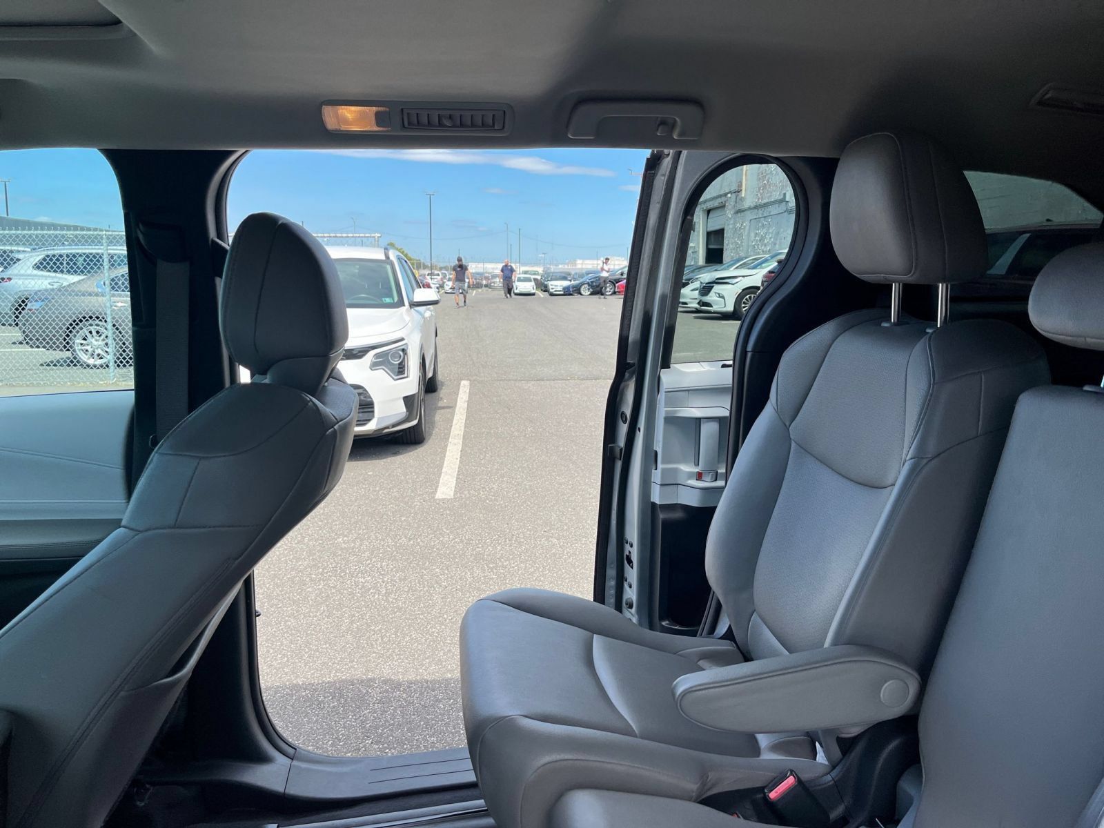 Used 2025 Toyota Sienna XLE FWD image 41