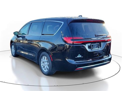 New 2026 Chrysler Pacifica Select image 3