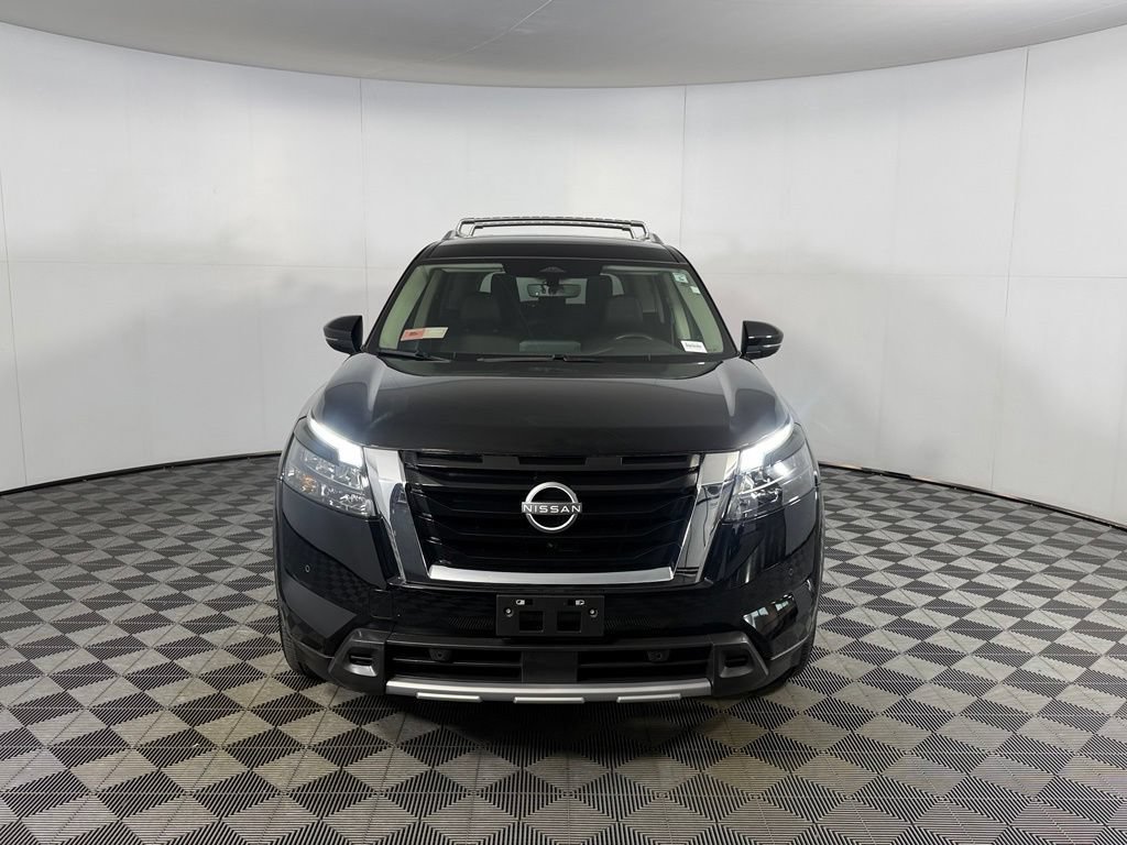 Used 2025 Nissan Pathfinder SL FWD image 3