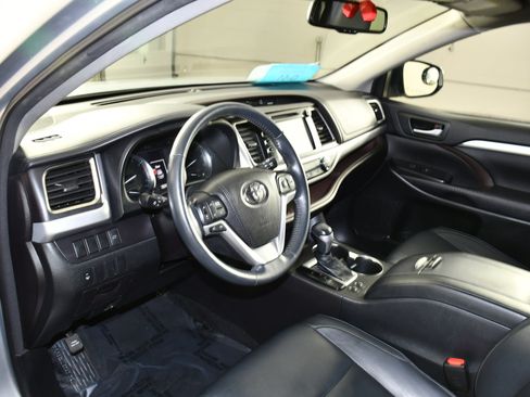 Used 2016 Toyota Highlander XLE image 2