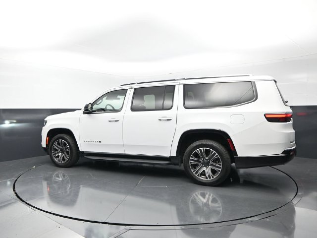Used 2024 Jeep Wagoneer L Series II RWD image 2