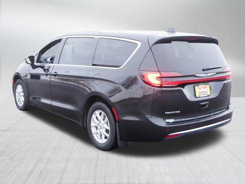 Used 2023 Chrysler Pacifica Touring image 5