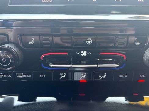 New 2025 Jeep Grand Cherokee Laredo w/ Luxury Tech Group I image 20