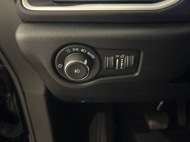 Used 2025 Chrysler Pacifica Select FWD image 14