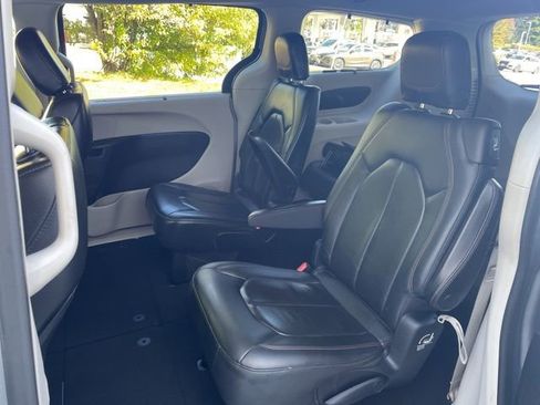 Used 2020 Chrysler Pacifica Touring-L image 11