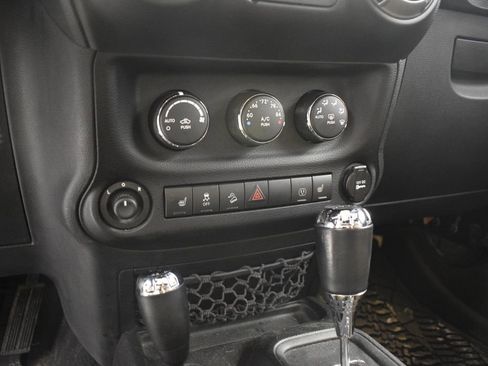 Used 2013 Jeep Wrangler Unlimited Sahara image 28