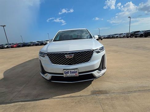 Used 2025 Cadillac XT6 Premium Luxury FWD image 3