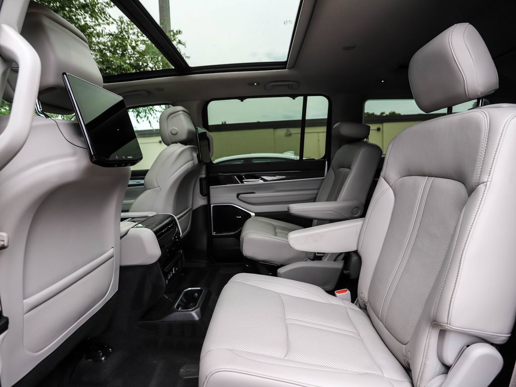 Used 2022 Jeep Wagoneer Series III w/ Premium Group I AWD/4WD image 21