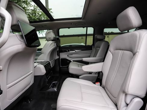 Used 2022 Jeep Wagoneer Series III w/ Premium Group I AWD/4WD image 21