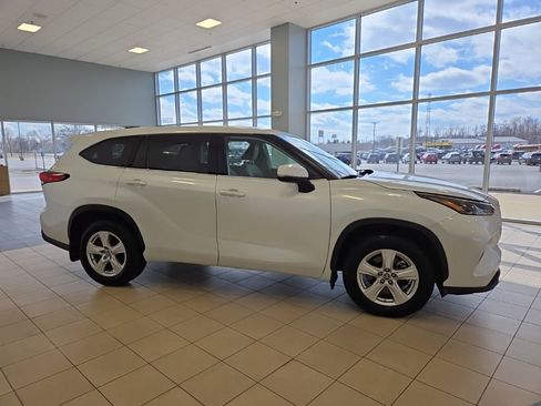 Used 2022 Toyota Highlander LE image 5