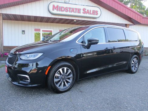 Used 2023 Chrysler Pacifica Touring-L FWD image 3