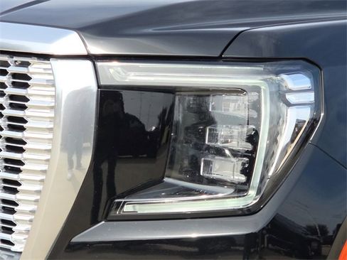 Used 2021 GMC Yukon XL Denali w/ Denali Premium Package image 4