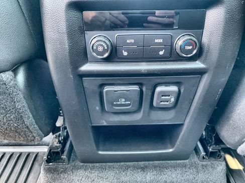 Used 2023 Chevrolet Traverse Premier FWD image 22