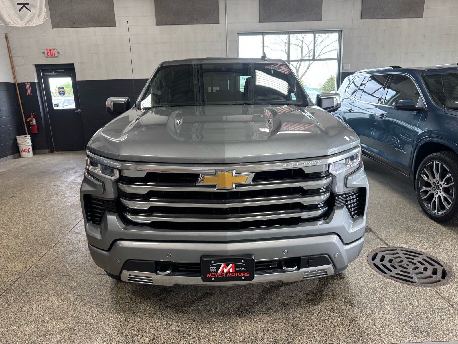 Used 2024 Chevrolet Silverado 1500 High Country w/ High Country Premium Package AWD/4WD image 2