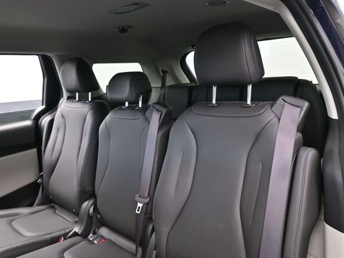 Used 2024 Kia Carnival LX FWD image 32