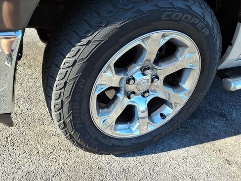 Used 2018 RAM 1500 Laramie AWD/4WD image 11