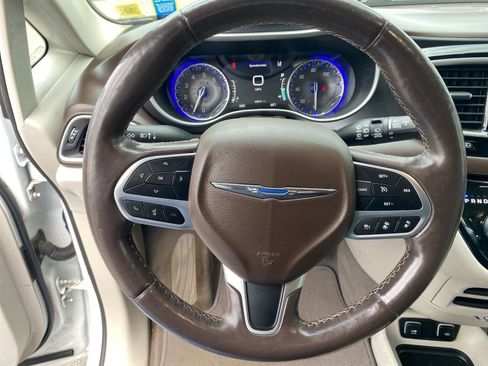 Used 2020 Chrysler Pacifica Touring-L w/ Advanced Safetytec Group FWD image 10