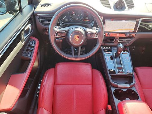 Certified 2025 Porsche Macan image 10