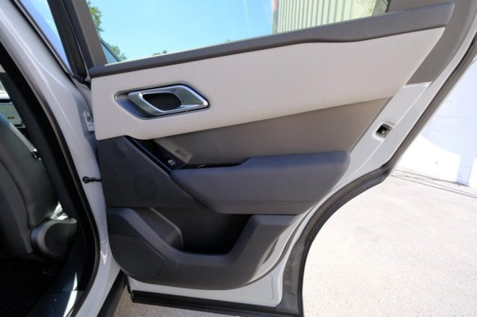 Certified 2025 Land Rover Range Rover Velar Dynamic SE AWD/4WD image 16