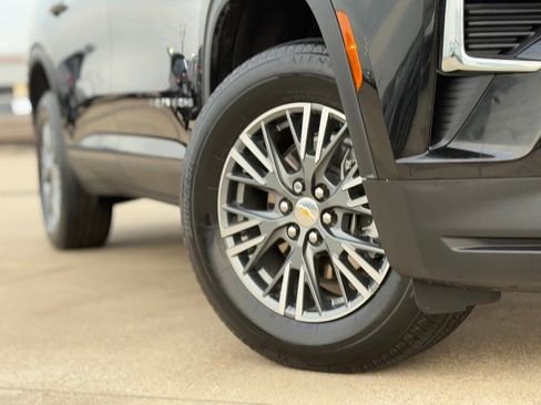 Used 2025 Chevrolet Traverse LT image 10