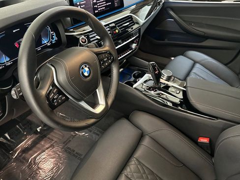 Used 2022 BMW 530e w/ Premium Package image 4