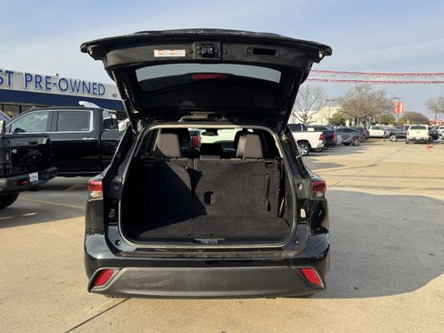 Used 2023 Toyota Highlander LE image 9