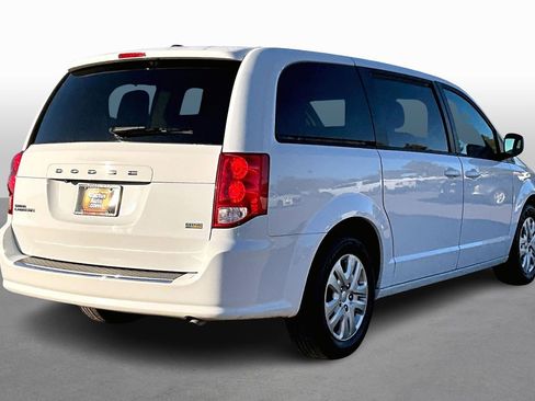 Used 2018 Dodge Grand Caravan SE w/ UConnect Hands-Free Group image 2