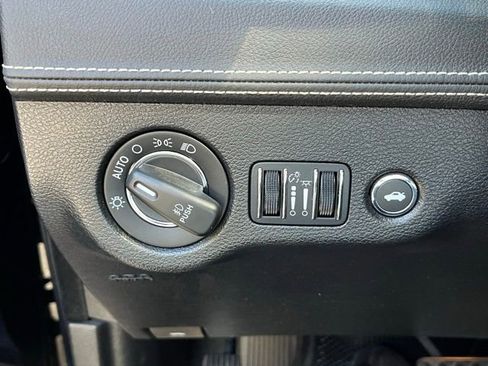 Used 2023 Chrysler 300 C RWD image 16