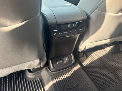 Used 2023 Toyota Highlander Limited FWD image 14