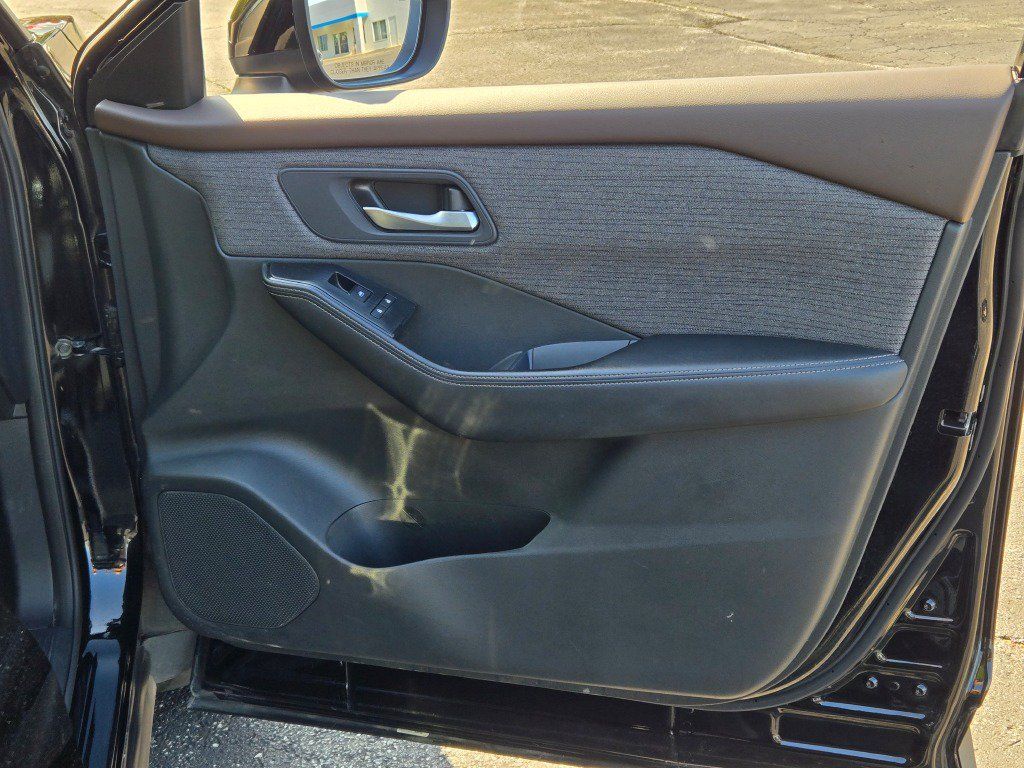 Used 2023 Nissan Rogue SV FWD image 6