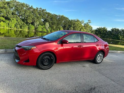 Used 2019 Toyota Corolla LE FWD image 2